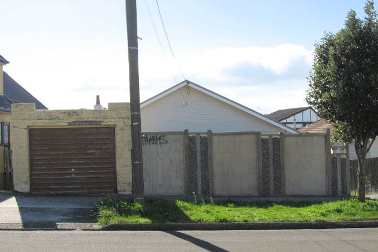 Photo of property in 17 Endeavour Street, Lyall Bay, Wellington, 6022