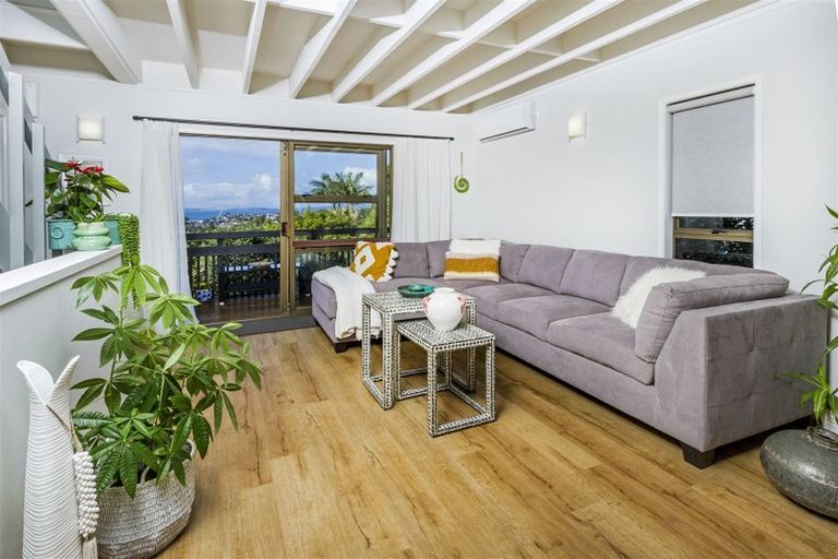 Photo of property in 2/813 East Coast Road, Northcross, Auckland, 0630