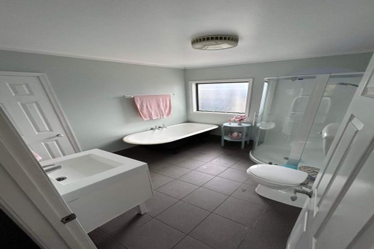 Photo of property in 473 Glenfield Road, Glenfield, Auckland, 0629