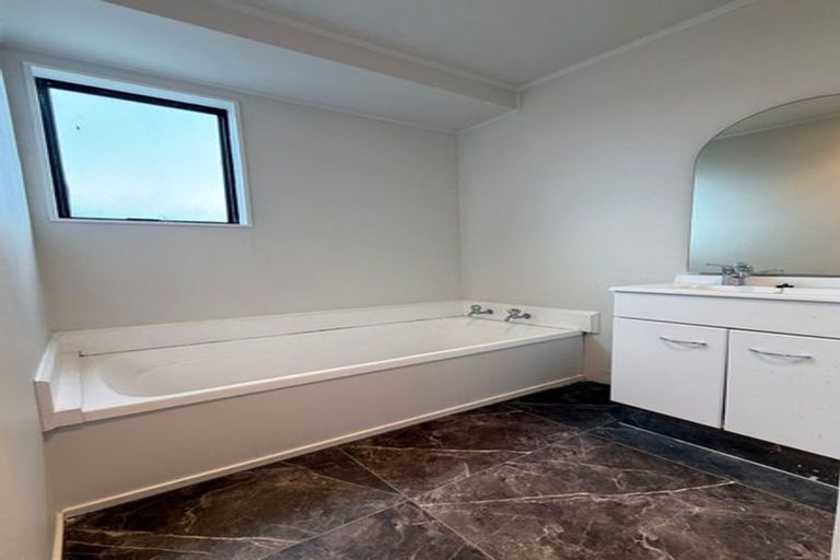 Photo of property in 1/4 Eulogy Place, Randwick Park, Auckland, 2105