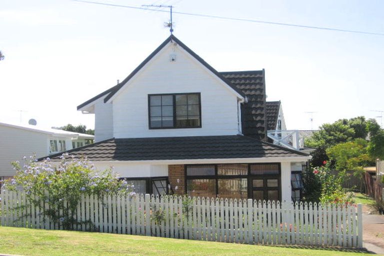 Photo of property in 1/97 Matipo Road, Mairangi Bay, Auckland, 0630