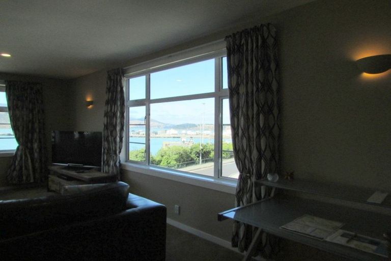 Photo of property in 2 Hawkhurst Road, Lyttelton, 8082