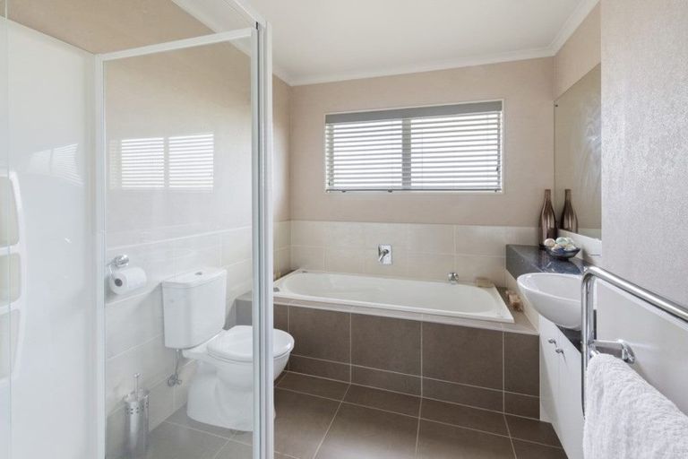 Photo of property in 54 Aberdeen Crescent, Wattle Downs, Auckland, 2103