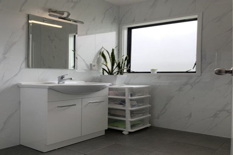 Photo of property in 10 Peterhouse Place, West Harbour, Auckland, 0618