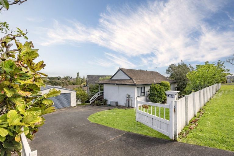 Photo of property in 32 Moire Road, Massey, Auckland, 0614