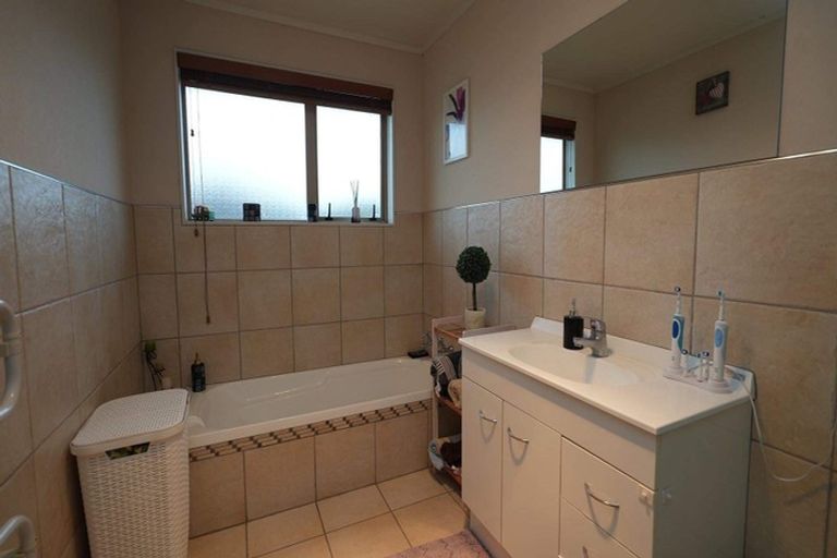 Photo of property in 21 Cleveland Heights, Kelvin Grove, Palmerston North, 4414