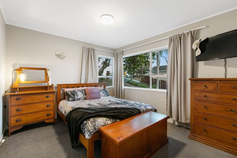 Photo of property in 19 Woodcote Drive, Glenfield, Auckland, 0629
