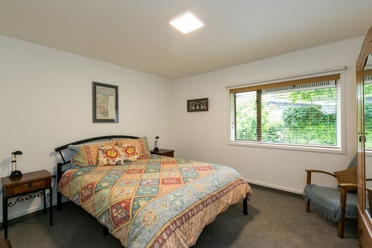 Photo of property in 2 Matthews Place, Taradale, Napier, 4112