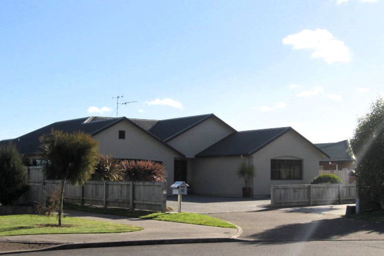 Photo of property in 22 Greenough Place, Rototuna, Hamilton, 3210