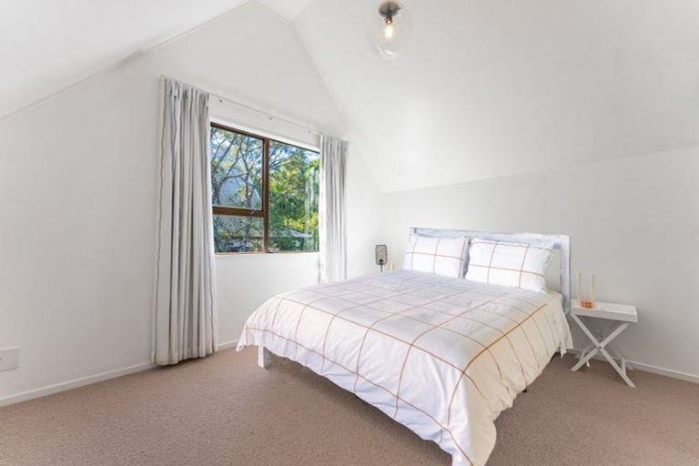 Photo of property in 2/15 Sunward Rise, Glenfield, Auckland, 0629