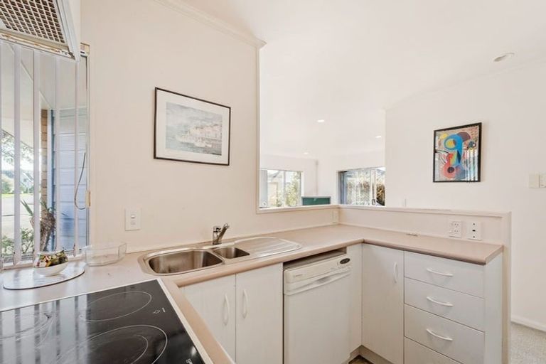 Photo of property in 32 Heversham Place, Glendene, Auckland, 0602