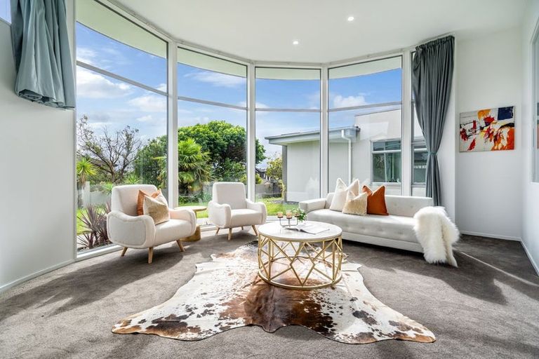 Photo of property in 90 Medallion Drive, Oteha, Auckland, 0632