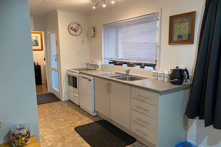 Photo of property in 16 Kamahi Avenue, Hawera, 4610