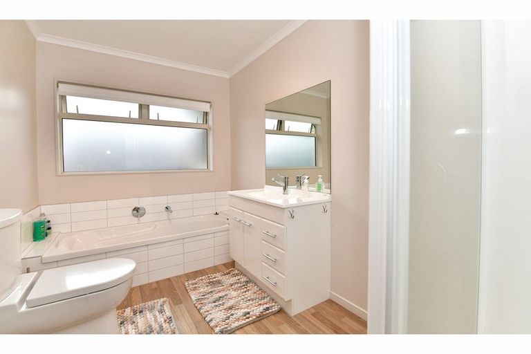 Photo of property in 10 Centreway Road, Orewa, 0931