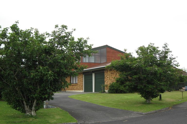 Photo of property in 11 Elrita Place, Conifer Grove, Takanini, 2112