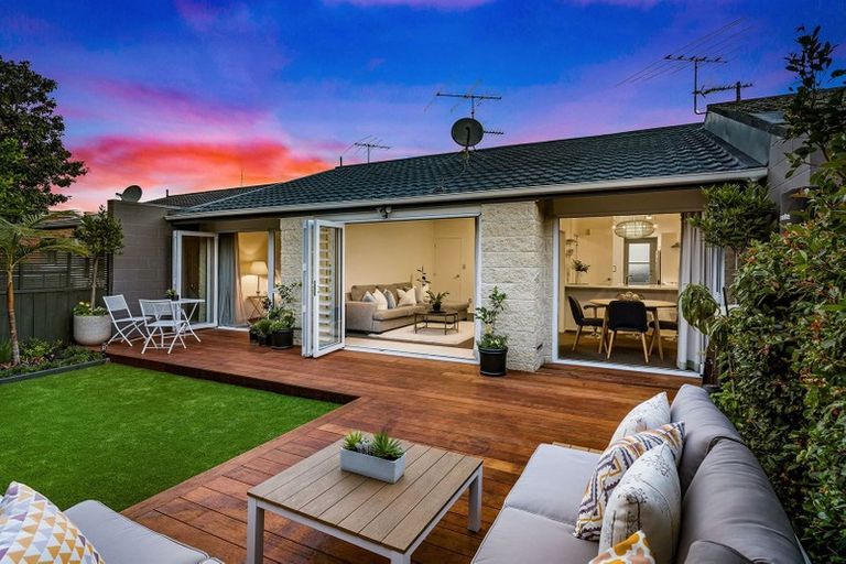 Photo of property in 2/40 James Evans Drive, Northcote, Auckland, 0627