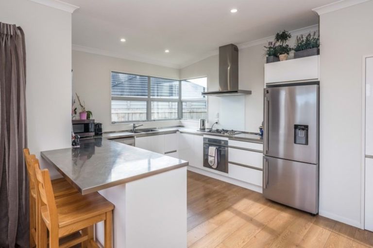 Photo of property in 17 Simpson Crescent, Raumati Beach, Paraparaumu, 5032