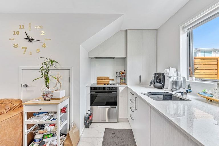 Photo of property in 2/24 Kelwyn Road, Kelston, Auckland, 0602