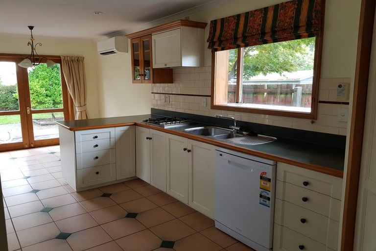 Photo of property in 28 Pinehurst Crescent, Russley, Christchurch, 8042