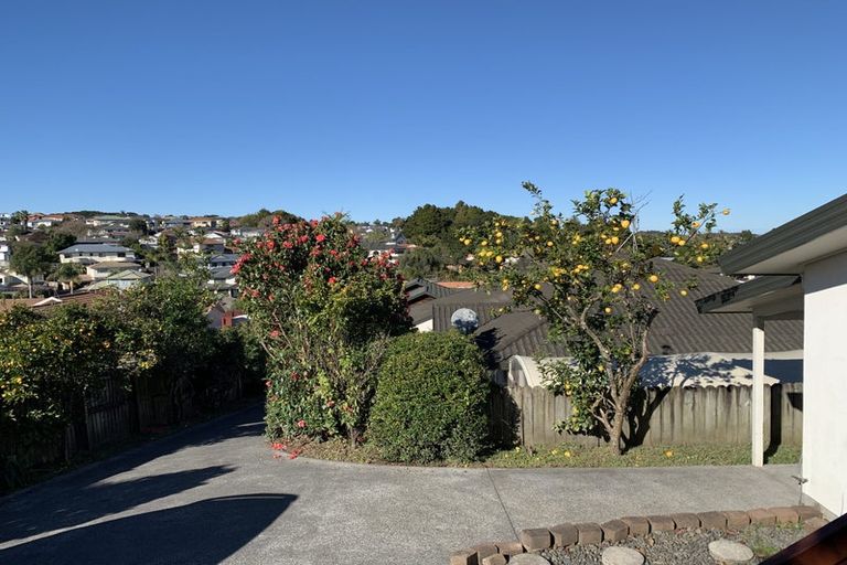 Photo of property in 12 Piper Place, Goodwood Heights, Auckland, 2105