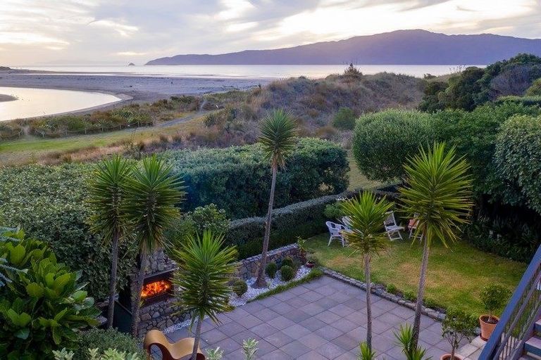 Photo of property in 6 Waiheke Street, Waikanae Beach, Waikanae, 5036