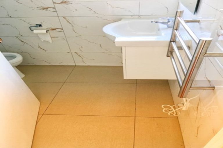 Photo of property in 1 Keru Place, Te Atatu South, Auckland, 0610