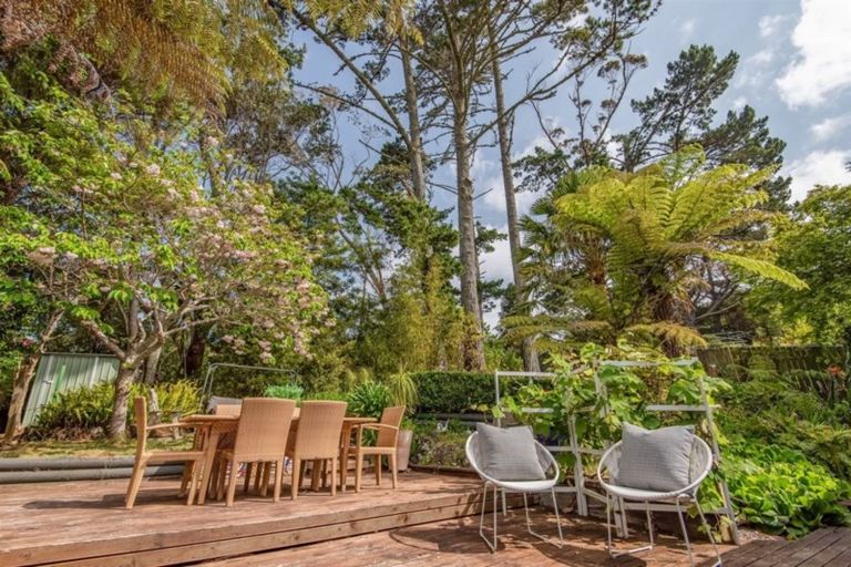 Photo of property in 26 Staincross Street, Green Bay, Auckland, 0604