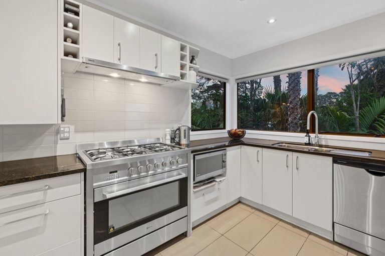 Photo of property in 2/946 Beach Road, Waiake, Auckland, 0630