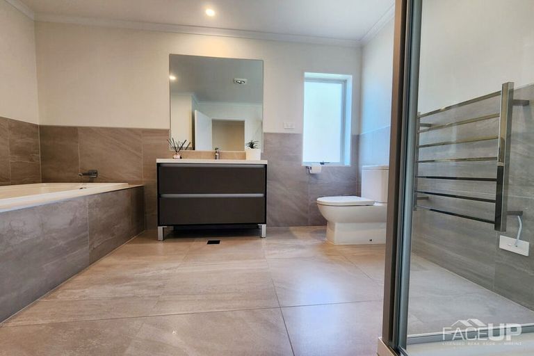 Photo of property in 2 Waimoana Close, Massey, Auckland, 0614