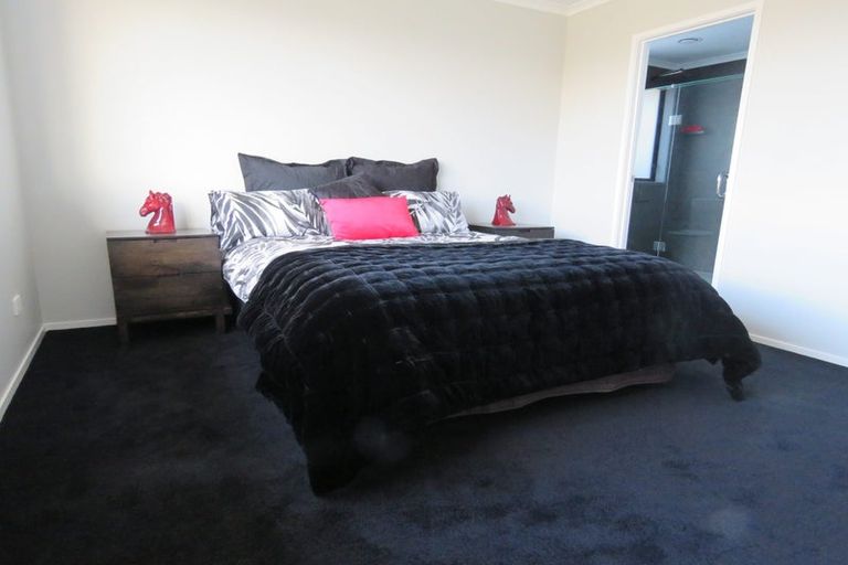 Photo of property in 2 Paapaka Way, Waiuku, 2123