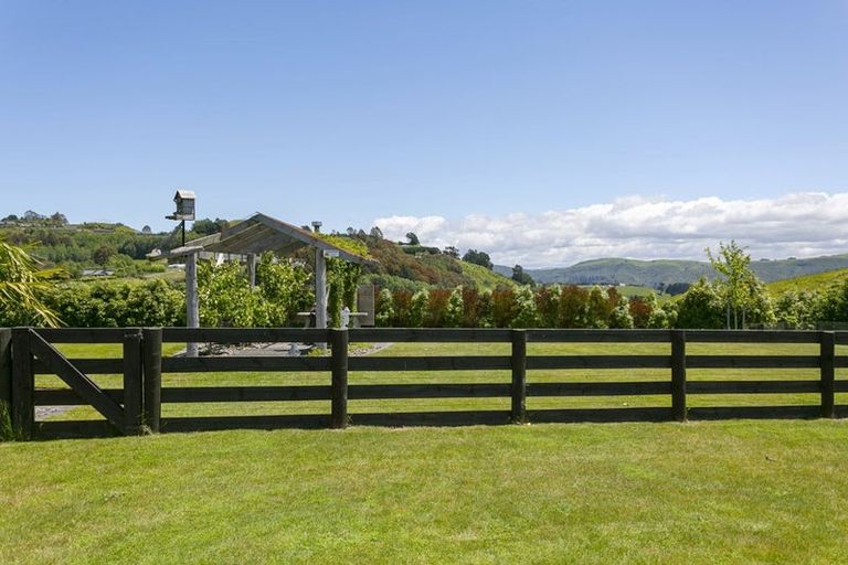 Photo of property in 71 Loch Views Road, Acacia Bay, Taupo, 3385