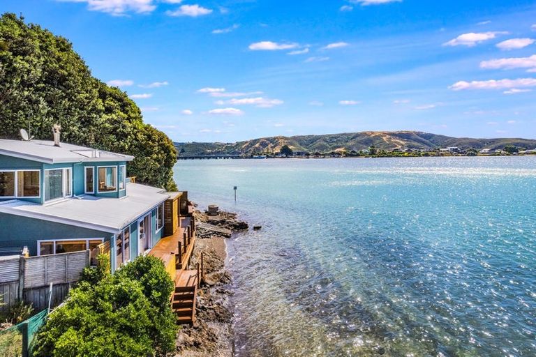 Photo of property in 14a Trevor Terrace, Paremata, Porirua, 5024