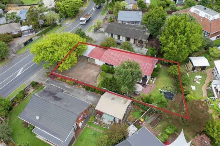 Photo of property in 35 Botany Road, Botany Downs, Auckland, 2010