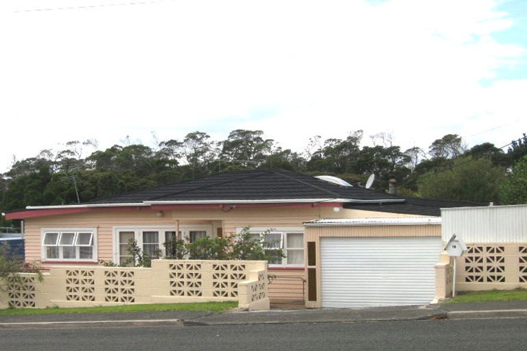 Photo of property in 2/19 Cresta Avenue, Beach Haven, Auckland, 0626