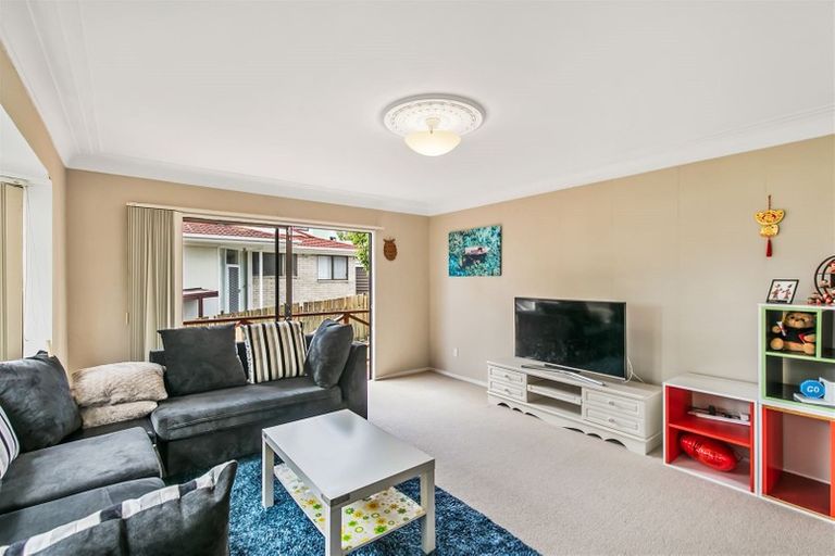 Photo of property in 2/10 Redoubt Road, Goodwood Heights, Auckland, 2105