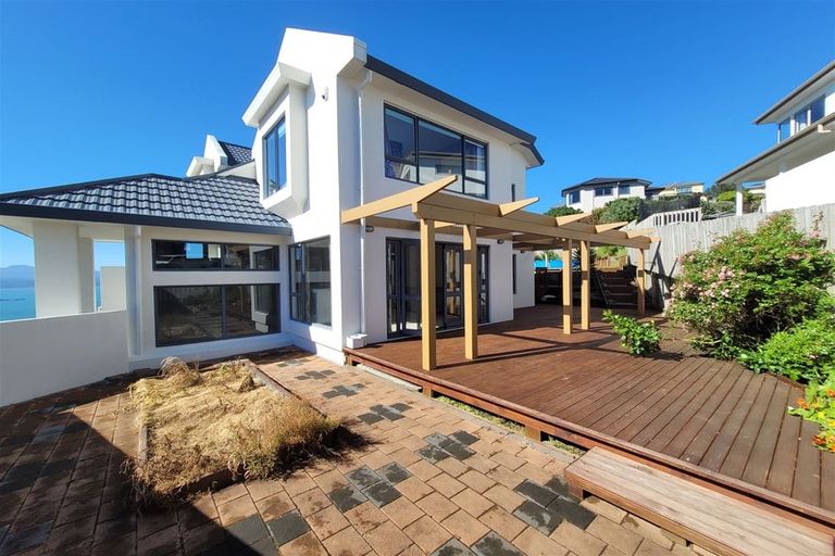 Photo of property in 28 Tamworth Crescent, Newlands, Wellington, 6037