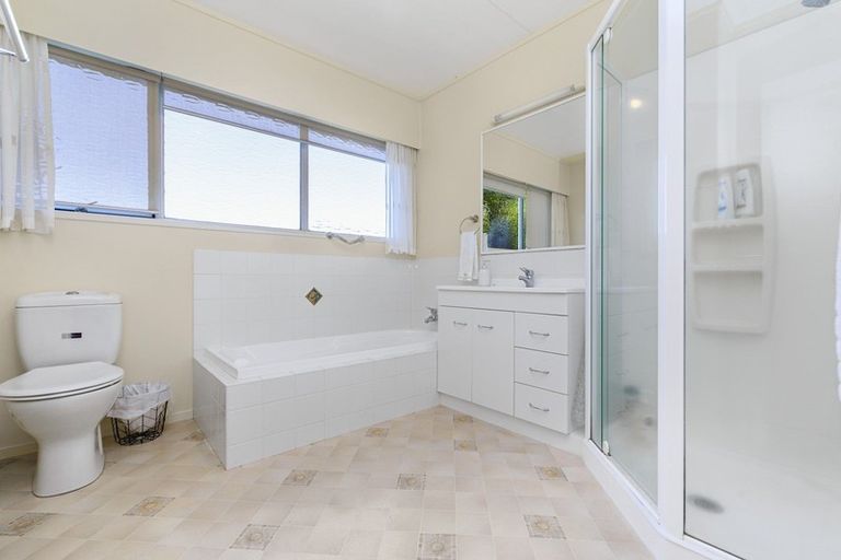 Photo of property in 10 Naera Place, Kawaha Point, Rotorua, 3010