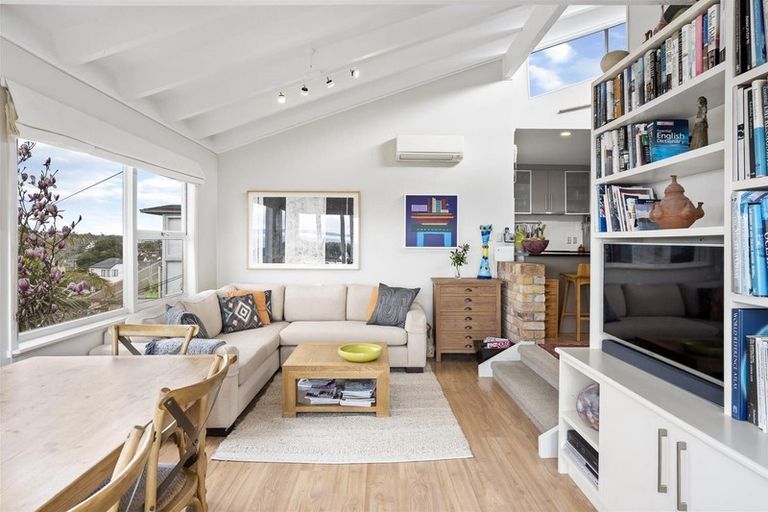 Photo of property in 2/5 Colmar Road, Mellons Bay, Auckland, 2014