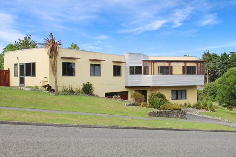 Photo of property in 8 Ruapehu Drive, Fitzherbert, Palmerston North, 4410