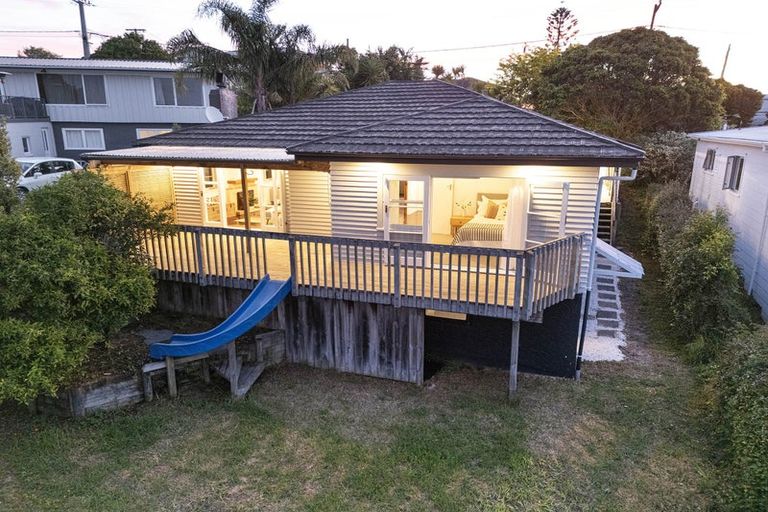 Photo of property in 3 Moffat Road, Red Beach, 0932