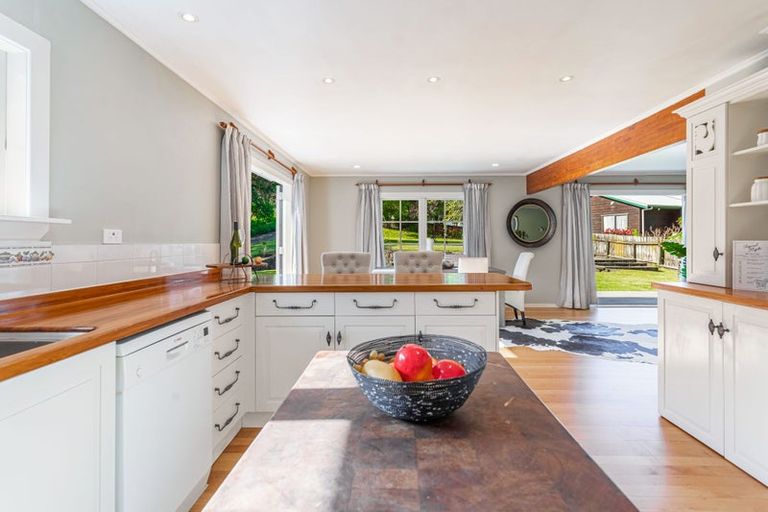 Photo of property in 137 Brian Crescent, Stanmore Bay, Whangaparaoa, 0932