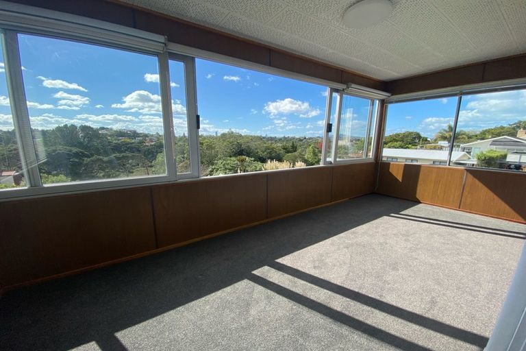 Photo of property in 43 Onewa Road, Northcote, Auckland, 0627