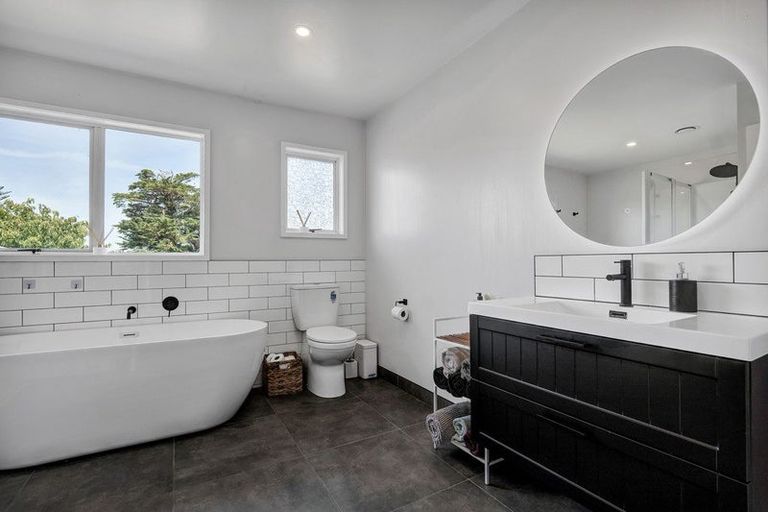 Photo of property in 35 Weraroa Road, Waverley, 4510