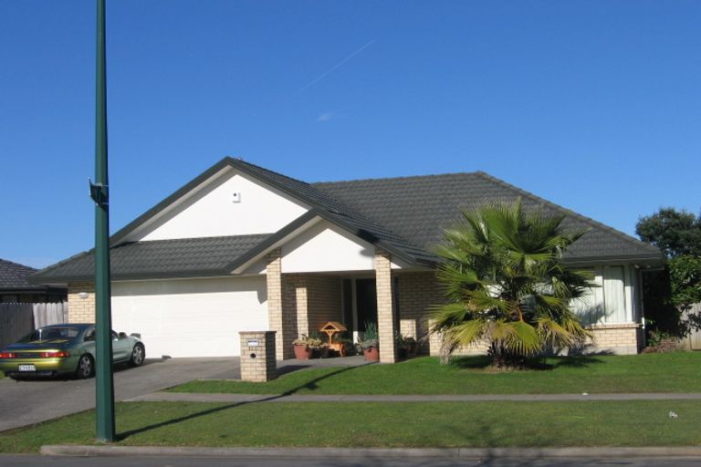 Photo of property in 100 Moyrus Crescent, East Tamaki Heights, Auckland, 2016