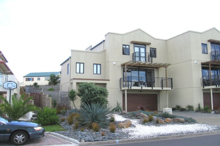 Photo of property in 16 Provence Esplanade, Te Atatu Peninsula, Auckland, 0610