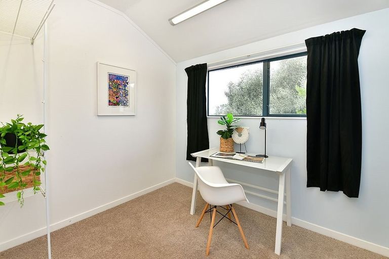 Photo of property in 4 Roberts Road, Matakatia, Whangaparaoa, 0930
