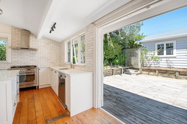 Photo of property in 14 Tiri Road, Manly, Whangaparaoa, 0930