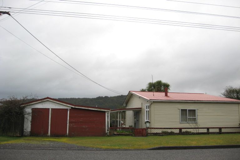 Photo of property in 73 Omapere Street, Dobson, Greymouth, 7805