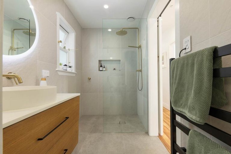 Photo of property in 1/8 West Lynn Road, Titirangi, Auckland, 0604