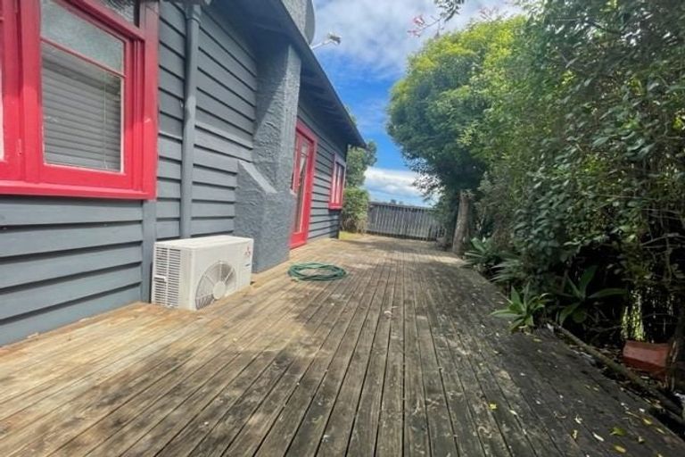Photo of property in 70 Mckenzie Road, Mangere Bridge, Auckland, 2022